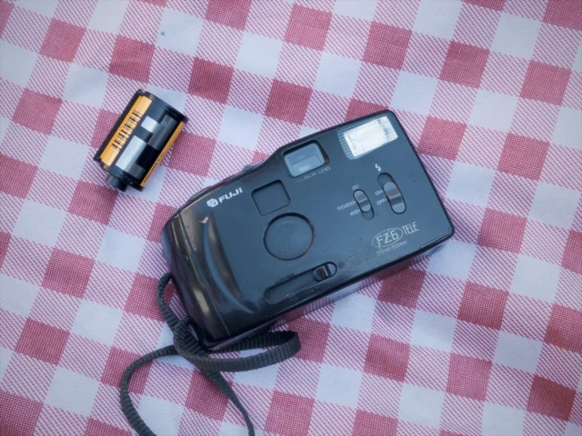 Fujifilm FZ-6 Tele — 35mm dual-focal compact from 1990
