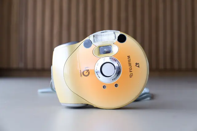 Fujifilm Nexia Q1 — APS round af compact from 2001