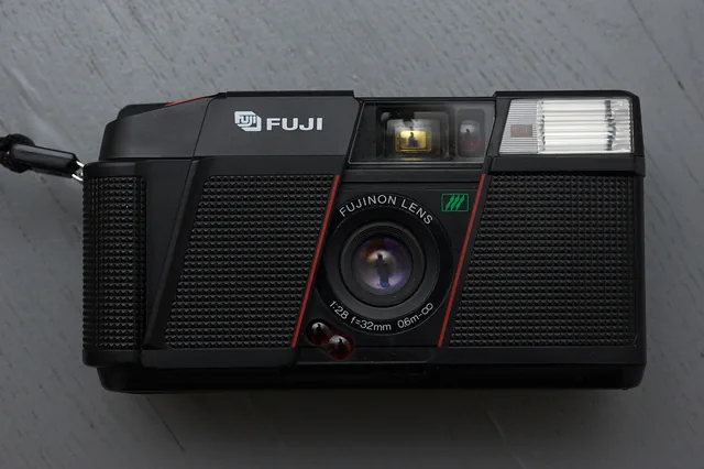Fujifilm DL-200 — 35mm autofocus compact from 1984