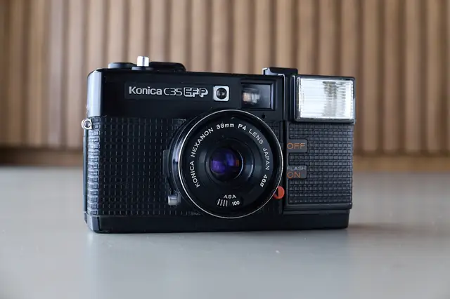 Konica C35 EF-P (Pikkari) — 35mm compact with built-in flash from 1980