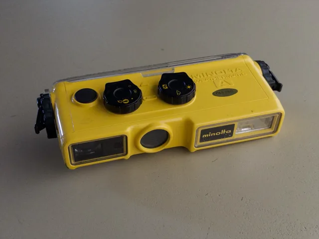 Minolta Weathermatic-A — 110 underwater pocket camera from 1980