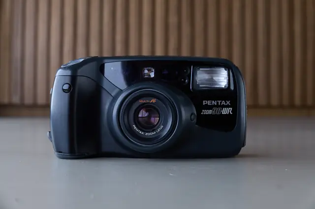 Pentax Zoom 90-WR — 35mm weather-resistant zoom compact from 1991