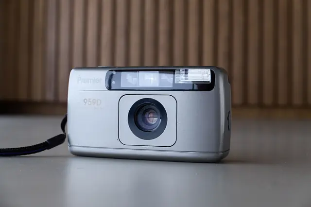 Premier M-959D — 35mm budget compact from 1990s