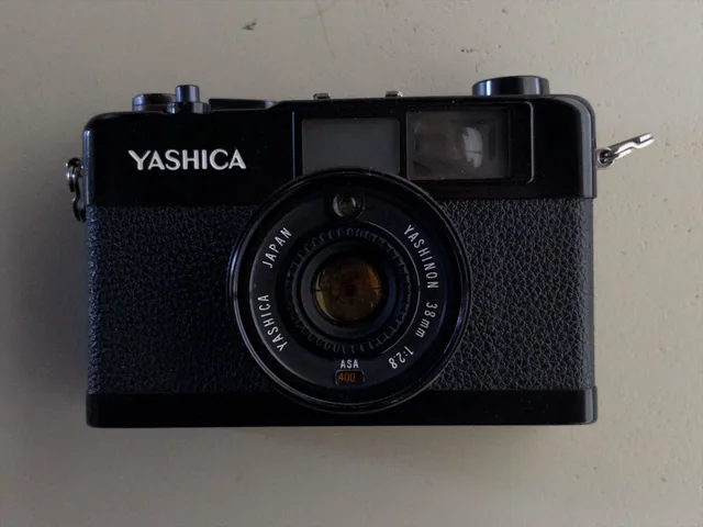 Yashica 35-ME — 35mm programmed compact rangefinder from 1973
